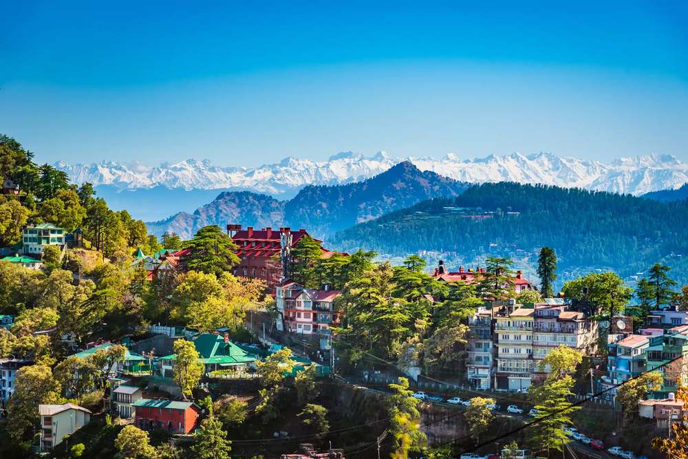 हिमाचल प्रदेशातील हिमाच्छादित पर्वत आणि दरी