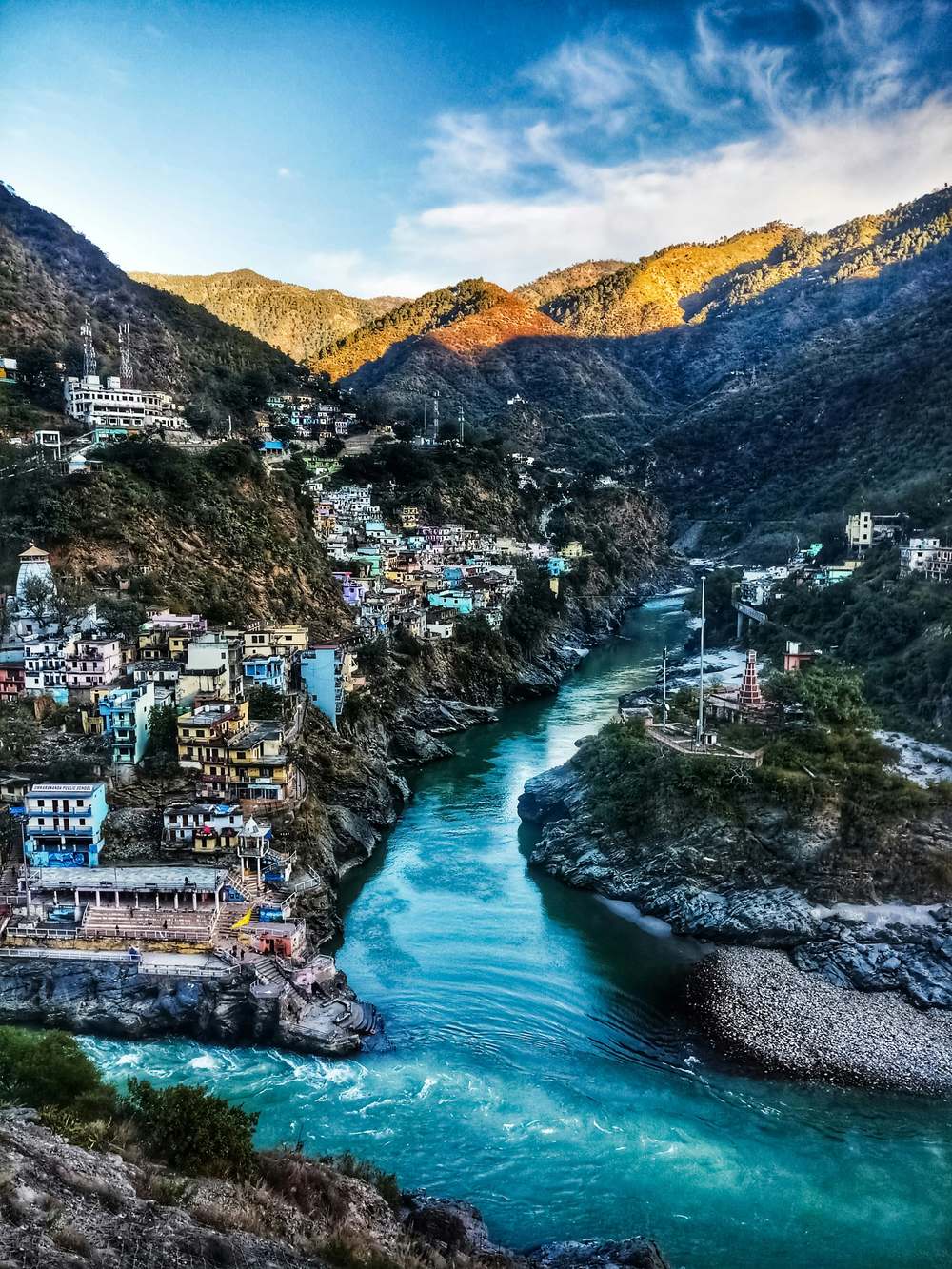 उत्तराखंडमधील हिमालय आणि नदीचे दृश्य