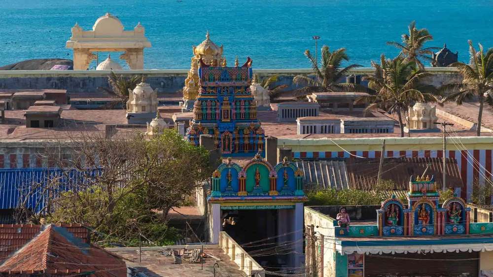 तामिळनाडूतील रंगीबेरंगी मंदिर गोपुरम